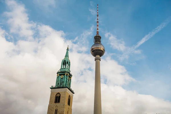 Τηλεοπτικός Πύργος Στο Βερολίνο Και Marienkirche — Φωτογραφία Αρχείου