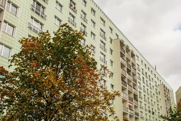 Sonbaharda eski Gdr Plattenbau binası