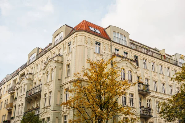 Sonbaharda Berlin 'de büyük bir köşe bina.