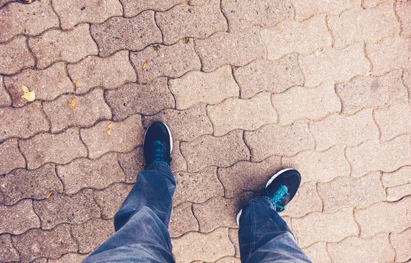 Hombres Mirando Hacia Abajo Sus Zapatos Deportivos —  Fotos de Stock