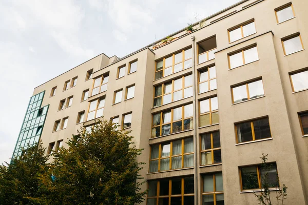 Düşük renklere sahip büyük modern bina