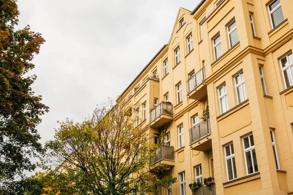 Oranje Appartementencomplex Met Herfstbomen — Stockfoto