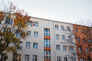 Tipik plattenbau apartman dairesi dış görünüşten