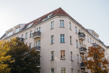 Berlin 'deki gül renkli köşeli ev.
