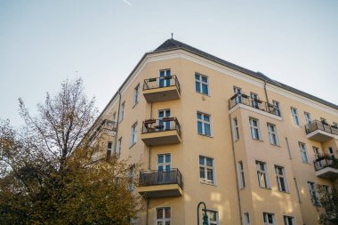 turuncu köşeli bina temiz gökyüzü