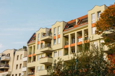 Ağaçlarla çevrili tipik apartman binaları