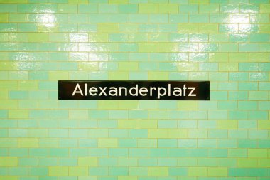 Yeşil arkaplanda Alexander Platz işareti