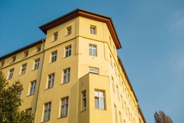 Temiz mavi arkaplanda sarı köşe binası