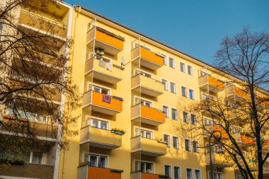 Sarı apartman plattenbau binası