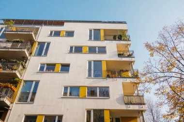Kreuzberg 'de sonbaharda tipik plattenbau binası