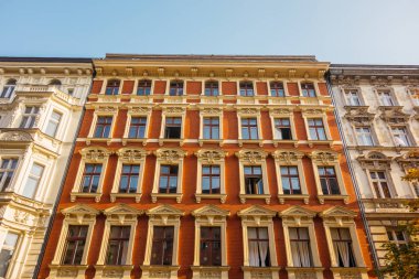 Sarı alçılı güzel konutlar