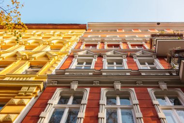 Düşük açılı sarı ve kırmızı yüzlü apartman binaları