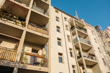 Tipik büyük balkonlu plattenbau binası.