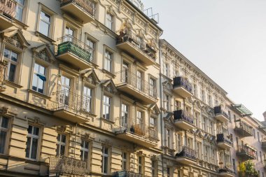 Caddede yenilenmiş eski evler