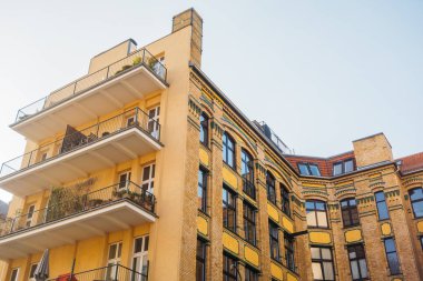 Büyük balkonlu modern tuğla bina