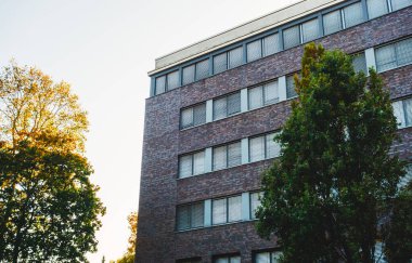 Koyu tuğla görünümlü ofis kompleksi