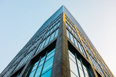 Gelecekçi gökdelen mimarisinin düşük açılı görüntüsü
