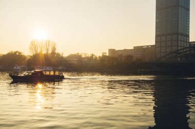 Treptower Park 'taki eğlence nehri ön planda tekne ve arka planda evler.