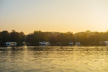 Berlin 'in diğer tarafında tekneleri olan bir nehir.