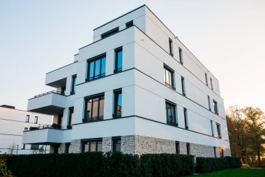 Modern mimarisi olan beyaz bir apartman.