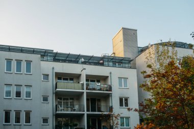 beyaz endüstriyel apartman