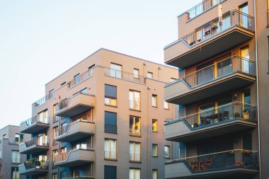 Üst üste gri yüzlü büyük apartman kompleksleri