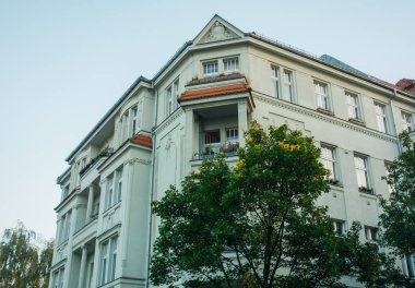 Gri renkli eski apartman dairesi