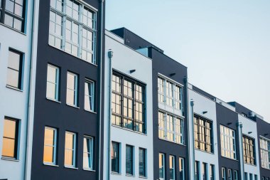 Üst üste birkaç beyaz ve siyah ev.