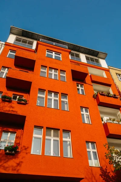 Düşük açılı renkli kırmızı apartman kompleksi