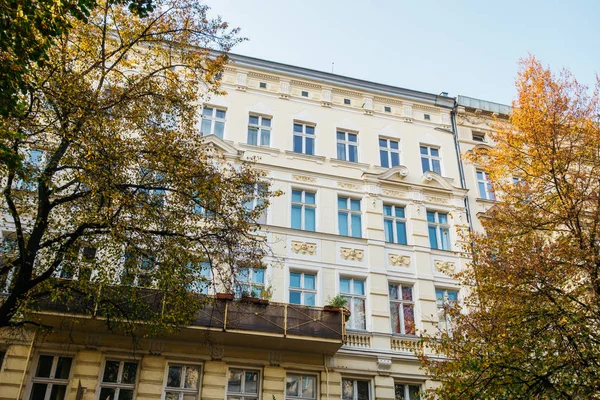 Complejo Apartamentos Con Fachada Amarilla Otoño — Foto de Stock