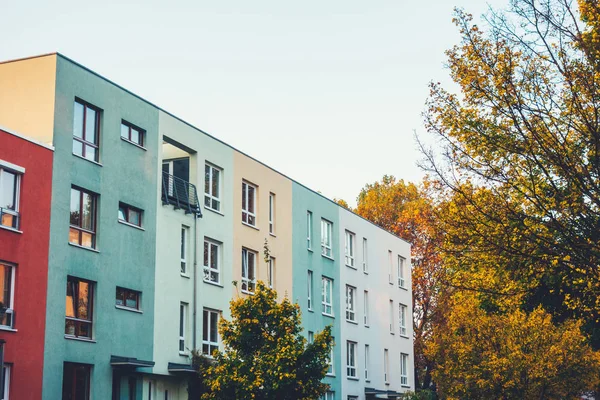 Casas Adosadas Rojas Verdes Amarillas Seguidas Otoño — Foto de Stock