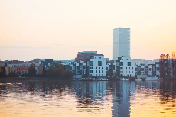 Berlin, Almanya 'nın arka planında şehir evleri ve gökdelenlerle dolu bir nehir.