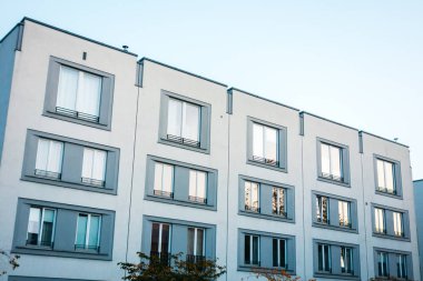 Kare pencereli beyaz evler