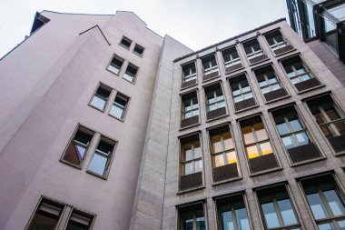 Düşük açılı ofis binası