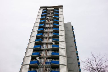 Bulutlu bir günde tipik bir plattenbau gökdeleni