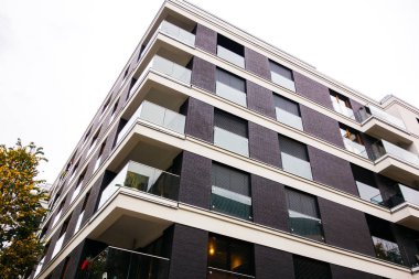 Koyu renkli tuğla binanın düşük açılı görüntüsü