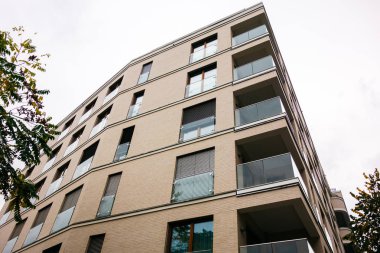 Yeni apartmanın düşük açılı görüntüsü