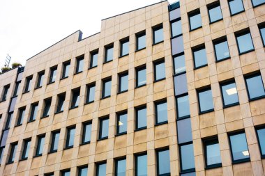 Mermer ofis cephesinin ayrıntılı görünümü