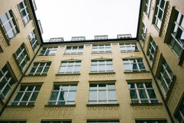 tuğla endüstrisi arka bahçesi