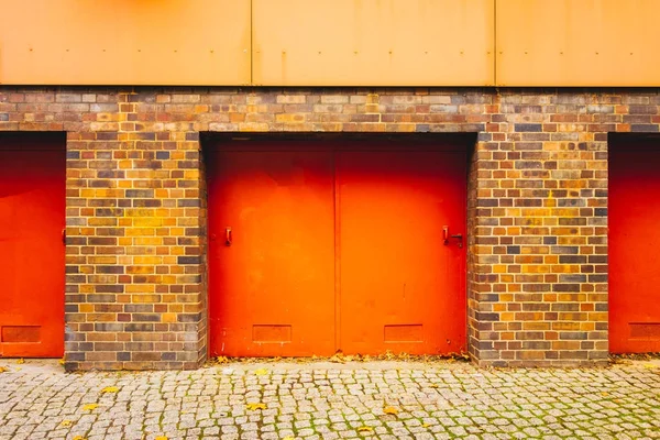 Старая Красная Дверь Гаража Кирпичном Фасаде — стоковое фото