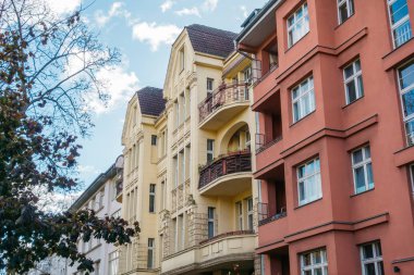 Friedrichshain, Berlin 'de arka arkaya evler.