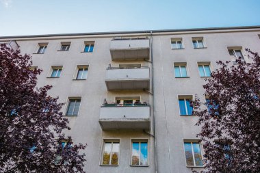 Tipik bir Plattenbau apartmanı Berlin 'de.
