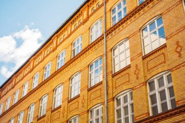 Büyük pencereli endüstriyel tuğla bina cephesi