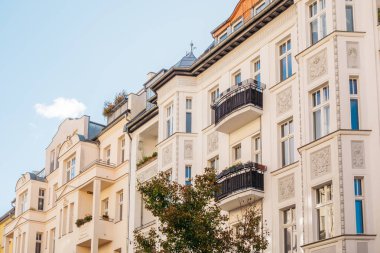Berlin 'de arka arkaya yerleşim evleri.