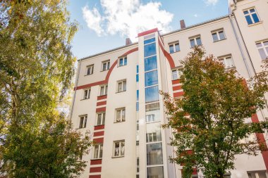 kırmızı çizgileri olan beyaz cephe