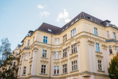 Berlin 'deki sarı apartman