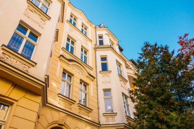 Gökyüzünde kopya alanı olan güzel bir yerleşim yeri.