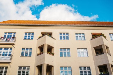 Tipik Berlin GDR evi. Güzel bulutları var.