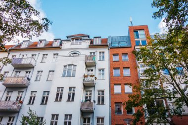 Berlin 'deki eski ve modern apartman binası. Beyaz ve kırmızı cepheli.