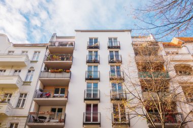 Berlin 'de bulutlu beyaz modern bir ev.